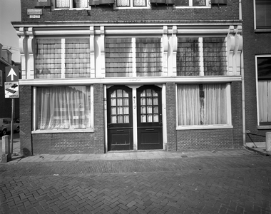 815961 Gezicht op de pui van het pand Oudegracht 319 (Huis Grijsesteijn) te Utrecht; links de ingang van de Geertestraat.